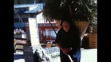 Vallese, İsviçre 16 Mayıs 1980: 80 'lerin omuzlarında sepet taşıyan yaşlı kadın