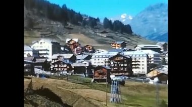 Vallese, İsviçre 16 Mayıs 1980: Valais 'deki evler, binalar ve chaletler 80' lerden kalma