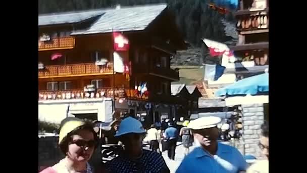 Vallese Швейцария Мая 1980 Люди Отпуске Вале Швейцарии — стоковое видео