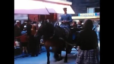 Vallese, İsviçre 16 Mayıs 1980: 1980 'de Valais' te at arabası ve insanlar vardı.