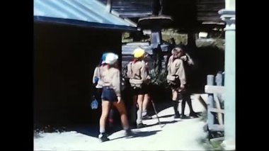 Vallese, İsviçre 16 Mayıs 1980: 80 'lerin dağlarında yürüyen bir grup çocuk