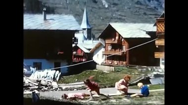 Vallese, İsviçre 16 Mayıs 1980: Valais 80 'lerde çocuklar oynuyor