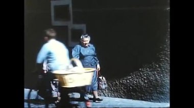 Vallese, İsviçre 16 Mayıs 1980: 1980 'lerde Valais' te yürüyen yaşlı kadınlar