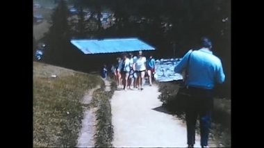 Vallese, İsviçre 16 Mayıs 1980: 1980 'lerde Valais dağlarında yürüyen bir grup kız