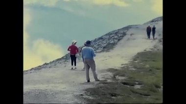 Vallese, İsviçre 16 Mayıs 1980: Valais 'de tatilde olan insanlar