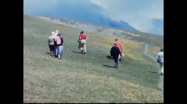 Vallese, İsviçre 16 Mayıs 1980: Valais 'de tatilde olan insanlar