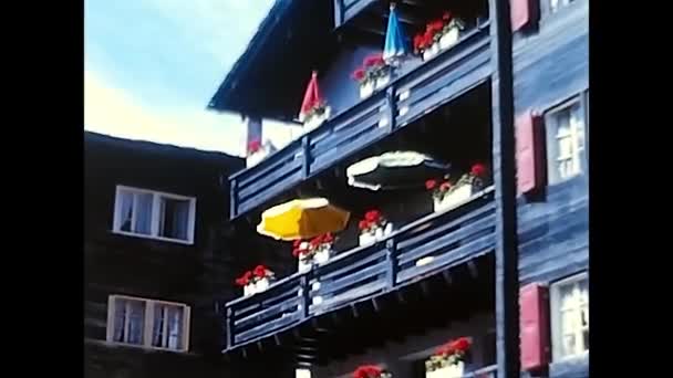 Vallese Switzerland May 1980 Houses Buildings Chalets Valais 80S — Stockvideo