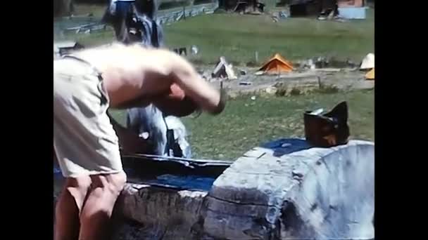 Vallese Switzerland May 1980 Man Washes Fountain Mountains 80S — ストック動画