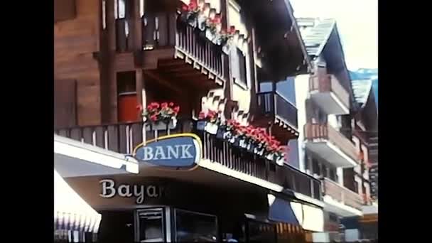 Vallese Switzerland May 1980 Houses Buildings Chalets Valais 80S — Vídeo de Stock