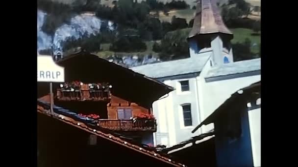 Vallese Switzerland May 1980 Houses Buildings Chalets Valais 80S — Stockvideo