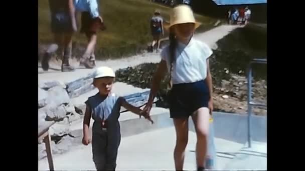 Vallese Switzerland May 1980 Children Walk Mountains Valais 1980S — Video Stock