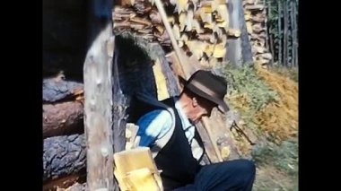 Trasquera, İtalya 17 Haziran 1960: 60 'ların adamı omuzlarında sepet taşıyor