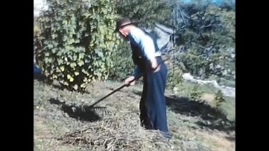 Trasquera, İtalya 17 Haziran 1960: Adam 60 'lı yılların çapasıyla toprağı işliyor