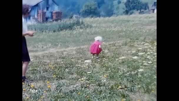 Trasquera Italie Juni 1960 Klein Meisje Doet Bergactiviteiten Jaren — Stockvideo