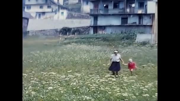 イタリアトラスケラ1960年6月17日 60年代のトラスケラの山で休暇中の人々 — ストック動画