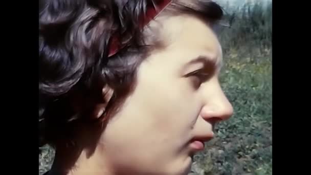イタリアトラスケラ1960年6月17日 マウンテンアクティビティをする少女60歳 — ストック動画