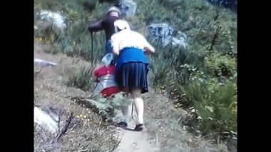 Trasquera, İtalya 17 Haziran 1960: İnsanlar 60 'larda Trasquera' da dağlarda tatilde.