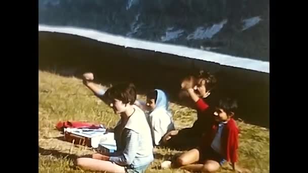 Trasquera Italy Juni 1960 Orang Orang Pada Hari Libur Pegunungan — Stok Video