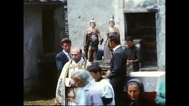 Trasquera, İtalya 17 Haziran 1960: 1960 'larda Trasquera kasabasında bir dini tören sırasında insanlar