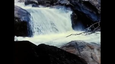 Trasquera, İtalya 17 Haziran 1960: 60 'lı yıllarda dağ nehrinde şelale