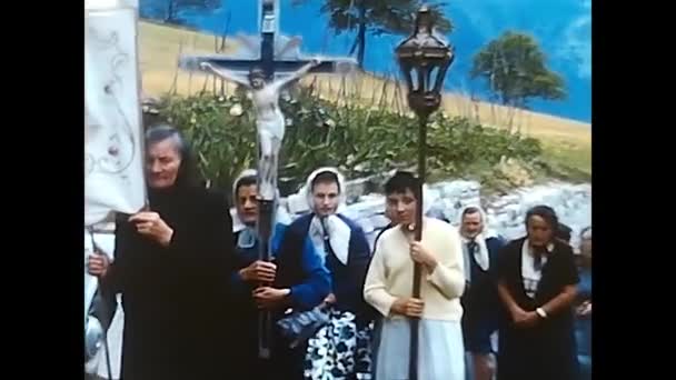 イタリアトラスケラ1960年6月17日1960年代のトラスケラの町での宗教行列中の人々 — ストック動画