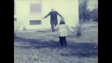 Milano, İtalya 12 Eylül 1960: 60 'lı yıllarda çocuklarla eğlenen insanlar