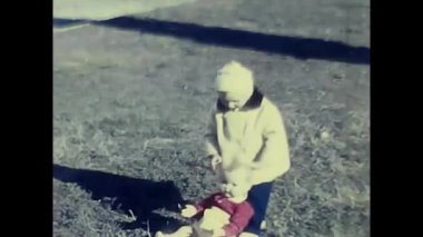 Milan, İtalya 12 Eylül 1960: 60 'ların çayırında oynayan küçük kız