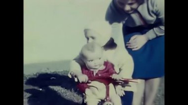 Milan, İtalya 12 Eylül 1960: 60 'ların çayırında oynayan küçük kız