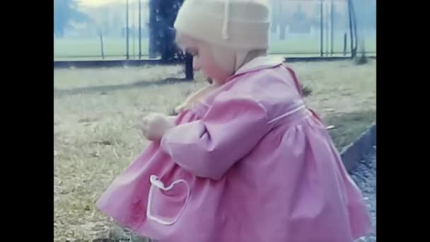 Milano Settembre 1960 Bambina Che Gioca Nel Prato Anni — Video Stock