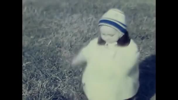 Mailand Italien September 1960 Kleines Mädchen Spielt Auf Der Wiese — Stockvideo