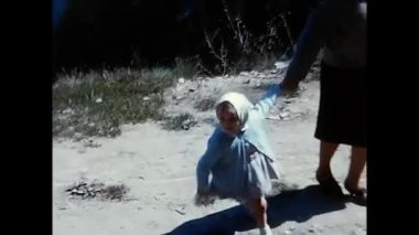 Milano, İtalya 12 Eylül 1960: 60 'lı yıllarda çocuklarla eğlenen insanlar