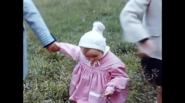 Milano, İtalya 12 Eylül 1960: 60 'lı yıllarda çocuklarla eğlenen insanlar