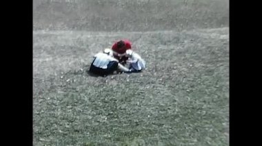 Milano, İtalya 12 Eylül 1960: 60 'lı yıllarda çocuklarla eğlenen insanlar