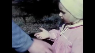 Milano, İtalya 12 Eylül 1960: 60 'lı yıllarda çocuklarla eğlenen insanlar