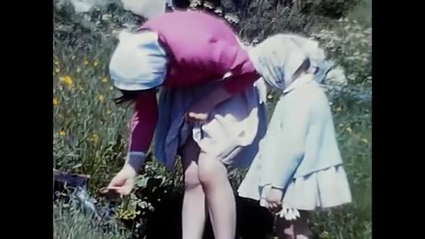 Milan Italie September 1960 Klein Meisje Speelt Weide — Stockvideo