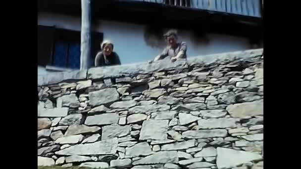 Mailand Italien September 1960 Leute Die Sich Mit Kindern Auf — Stockvideo