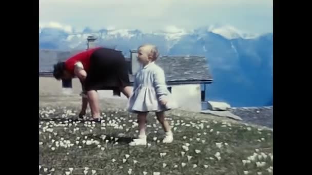 Mailand Italien September 1960 Leute Die Sich Mit Kindern Auf — Stockvideo