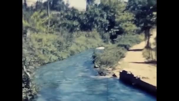 1960年5月10日ギリシャの川沿いの人々は — ストック動画