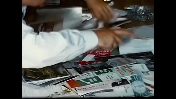 1960年3月10日イタリアのミラノです60年代のパンフレットを見て — ストック動画