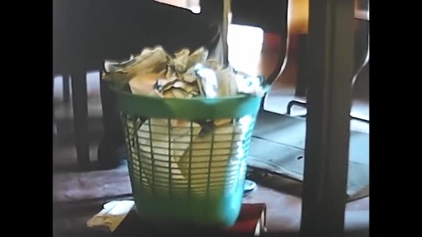 ลาน ตาล นาคม 1960 งขยะสามารถเต มไปด วยกระดาษในส กงาน — วีดีโอสต็อก
