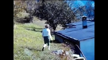 Ttrasquera, İtalya 12 Haziran 1960: 60 'larda dağ aktivitelerini gerçekleştiren kız