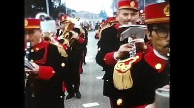 Oleggio, İtalya 15 Şubat 1960: Oleggio 60 'lardaki karnaval müzik grubu geçidi