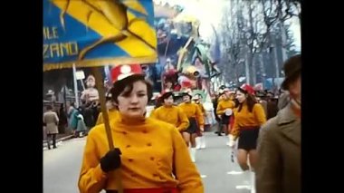 Oleggio, İtalya 15 Şubat 1960: Oleggio 60 'lardaki karnaval geçidinde insanlar