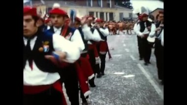 Oleggio, İtalya 15 Şubat 1960: Oleggio 60 'lardaki karnaval müzik grubu geçidi