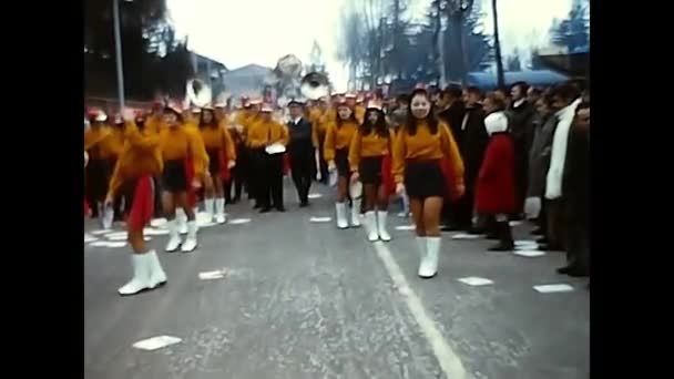 Oleggio Włochy Lutego 1960 Parada Zespołu Muzycznego Wesołym Miasteczku Oleggio — Wideo stockowe