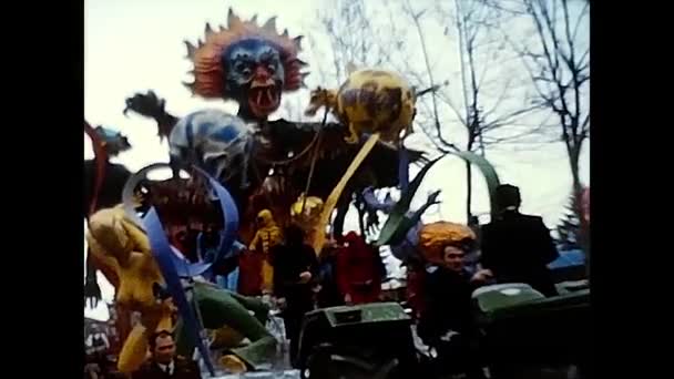 Oleggio Italië Februari 1960 Carnavalsparade Met Maskers Praalwagens Uit Jaren — Stockvideo