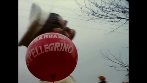 Oleggio Italia Febrero 1960 Desfile Carnaval Con Máscaras Carrozas Década — Vídeo de stock
