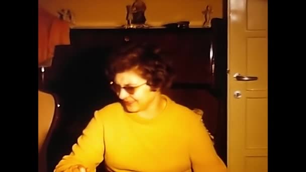 Mombello Italien 1960 Kvinder Taler Drikker Hjemme Erne – Stock-video