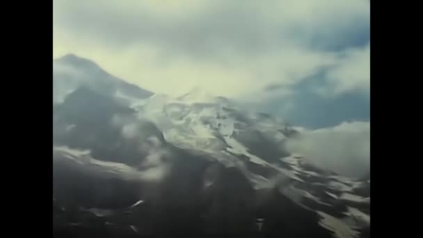 1960年10月13日 意大利利沃诺 阿尔卑斯山上的白雪覆盖的山景 — 图库视频影像