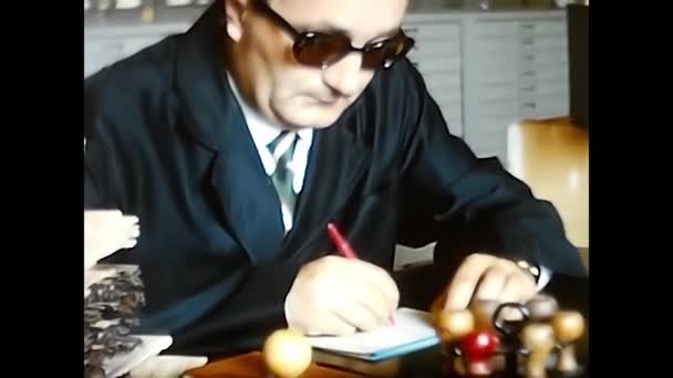 Milaan Italië Maart 1960 Man Aan Het Werk Het Kantoorjaar — Stockvideo